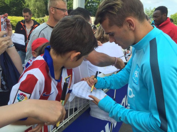 Antoine Griezmann signing his autograph to kids