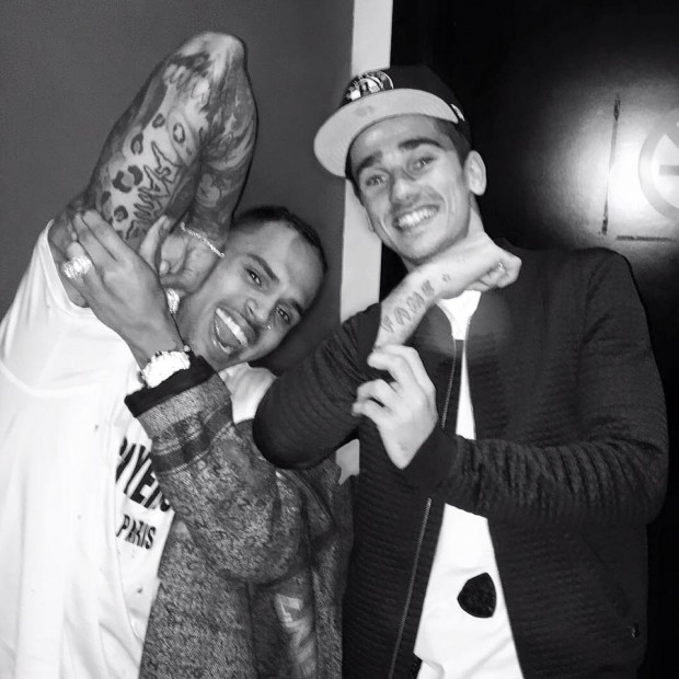 Antoine Griezmann and Chris Brown showing their tattoos