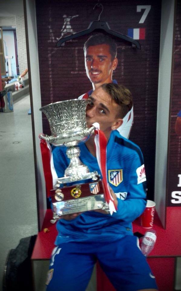 Antoine kissing the Super Bowl of Spain