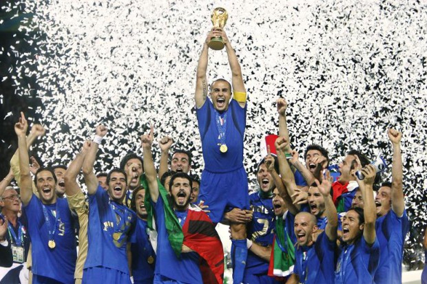 Del Piero celebrating world cup victory with teammates