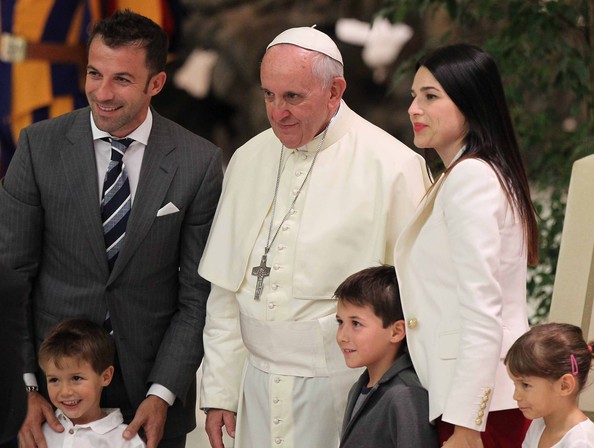 Del Piero and his family with Pope Francis