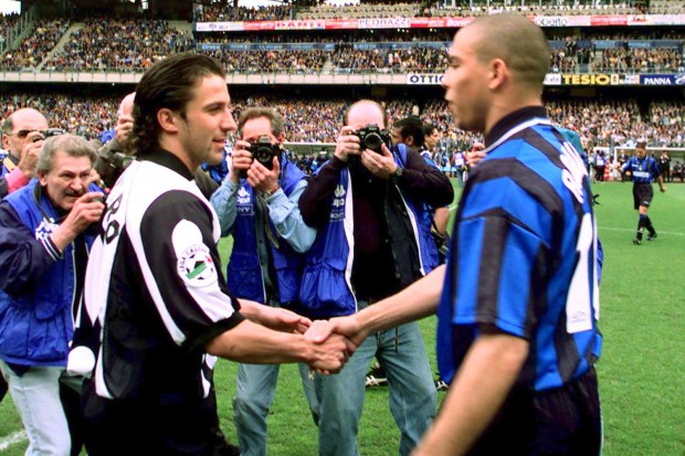 Del Piero shaking hands with Ronaldo