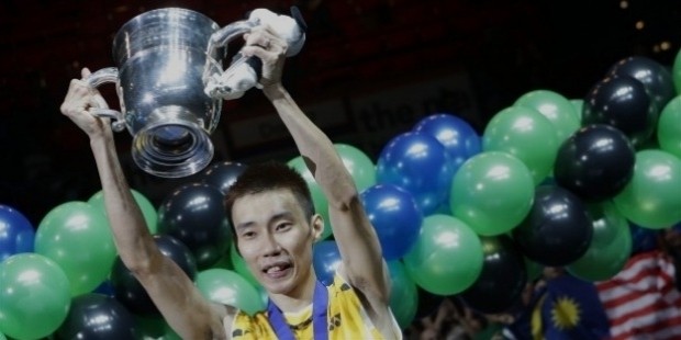 lee chong wei with all england trophy