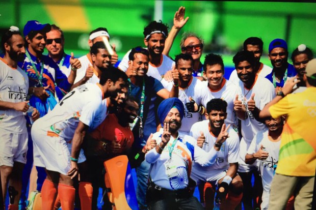 Leadnder Paes with Indian Hockey team in Rio Olympics