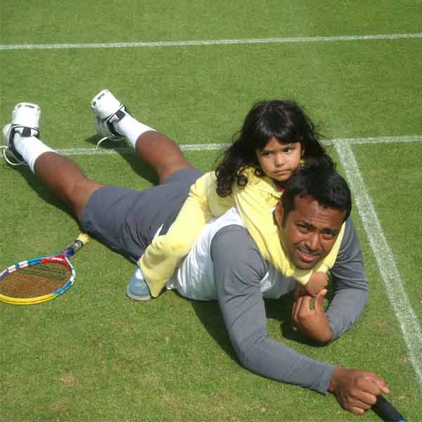 Leander Paes with his daughte on tennis court