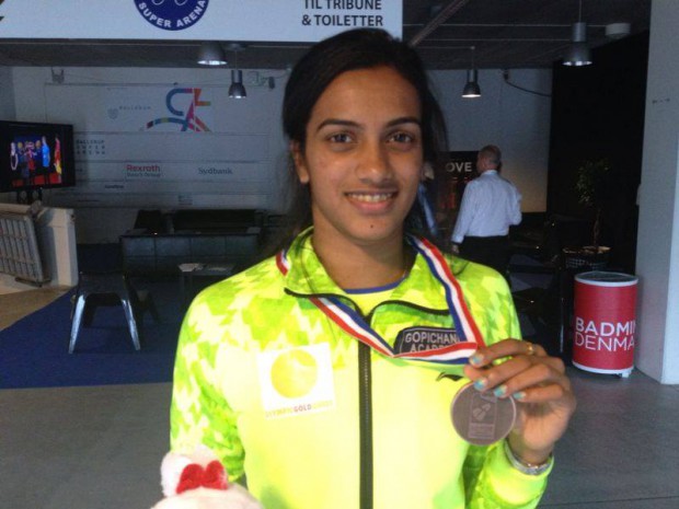 PV Sindhu showing her Badminton World Championship medal
