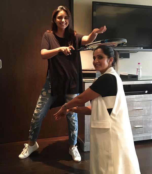Sania's funny pose with Parineeti Chopra