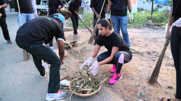Sania Mirrza cleaning the roads on part of Swach Bharat Campaign