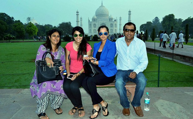 Sania Mirza with her parents and sister at Taj Mahal