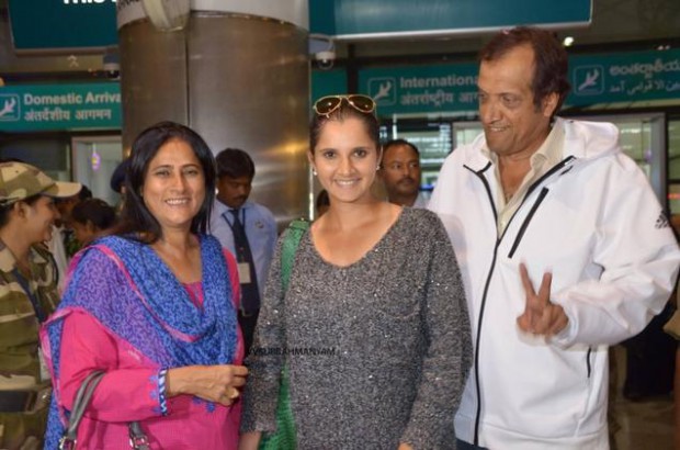 Sania with her parents at Hyderabad Airport