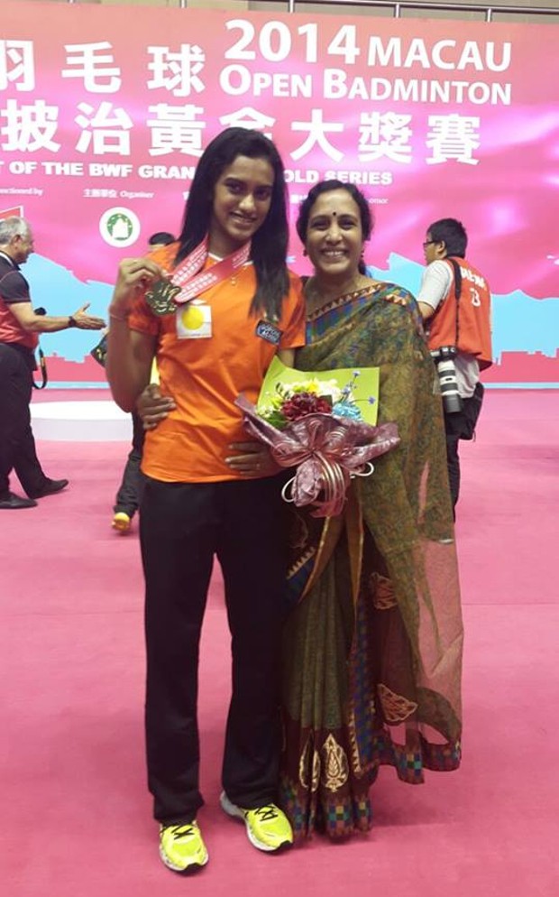 Sindhu with her mother Vijaya after winning 2014 Macau Open