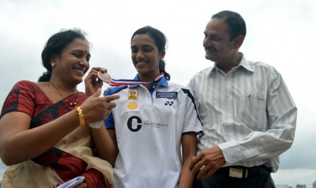 Sindhu with her parents showing her Bronze medal of World Championship