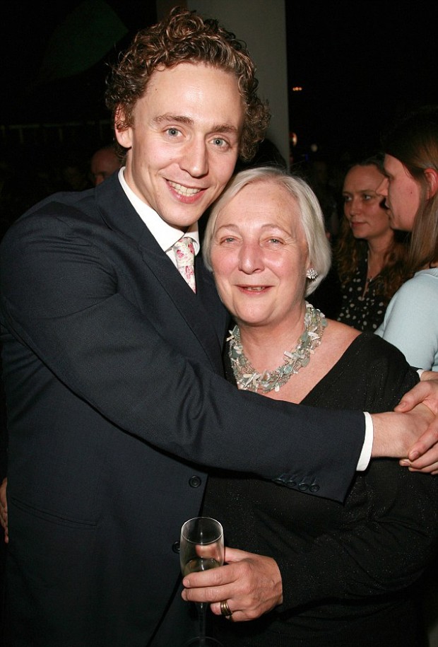 Tom with his mom Diana Hiddleston at Othello press meet