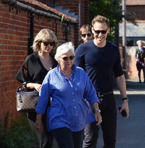 Tom with his mom Diana and Taylor Swift
