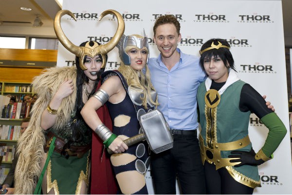 Tom with fans at Thor premiere