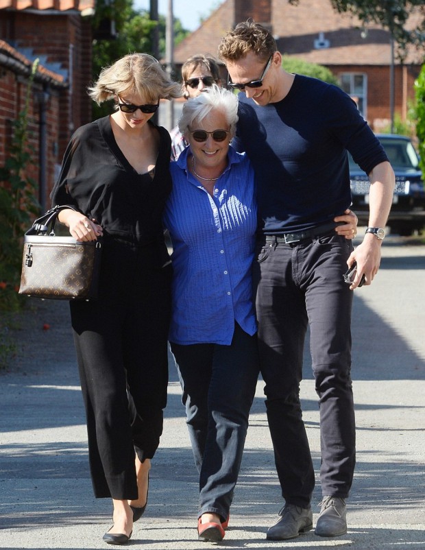 Taylor Swift helping tom's mom along with tom