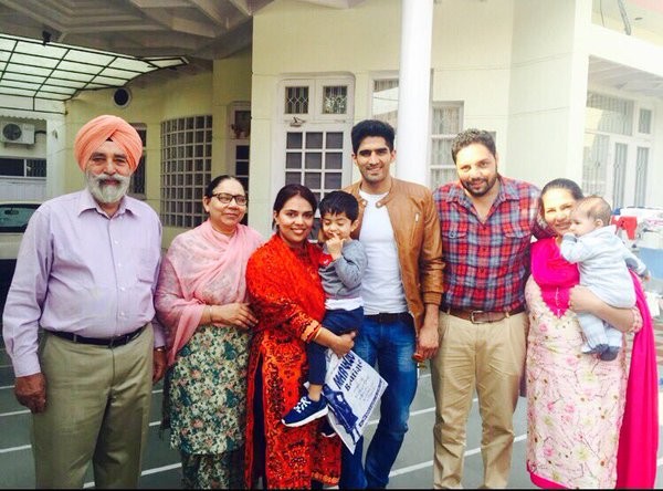Vijender with his family memebrs
