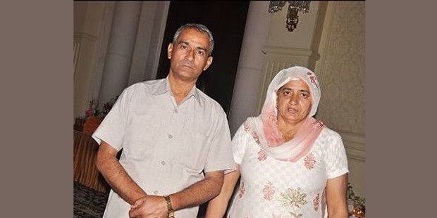 Vijender Singh's parents Mahipal Singh and Krishna Devi 